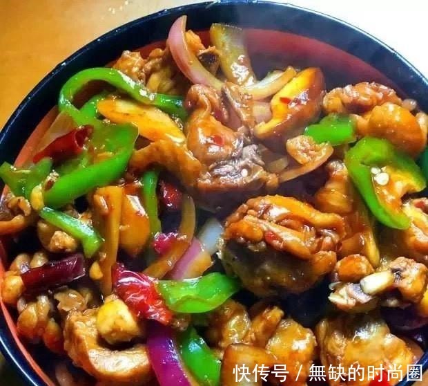 香辣鸡煲的家常做法,口感麻辣鲜香,鸡肉软烂,一大锅都吃完了