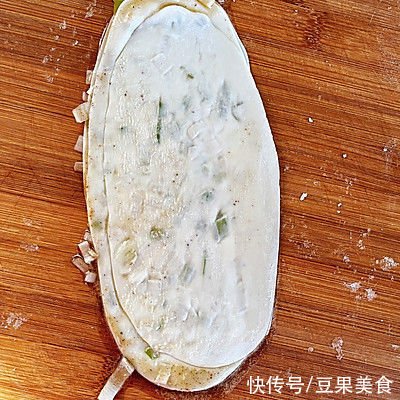 葱油饼|饺子皮做的葱油饼这样吃，全家都喜欢