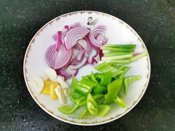 它比牛肉便宜，5元1斤，多吃养人，隔三差五做一次，孩子少生病