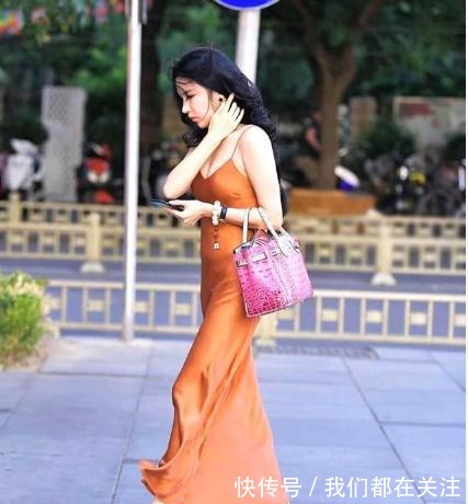 真丝 橙色小吊带裙搭配粉色包包,贴身舒适,展现成熟风情!