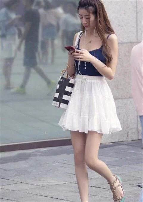 街拍：身穿牛仔热裤肉丝美女，修长美腿彰显模特身材