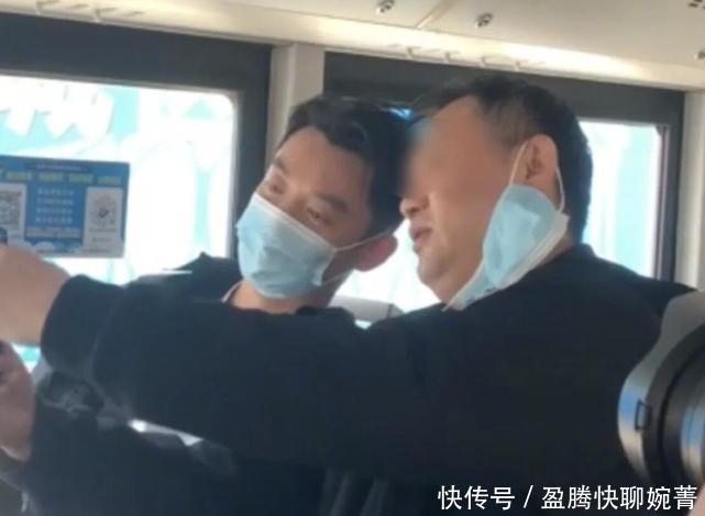 整个城市吃狗粮!“郑恺爱苗苗”出现大屏上,夫妻甜蜜羡煞旁人