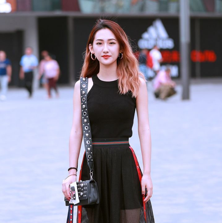 热裤 小姐姐身穿挂脖上衣,搭配牛仔热裤,发型做更很时尚