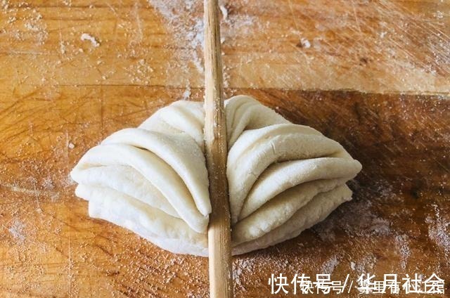 花卷这样做一点不费事,只需一根筷子轻松搞定好看形状,松软好吃