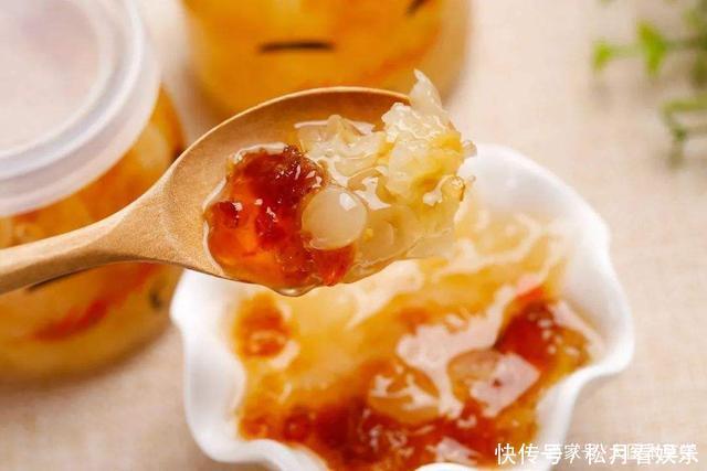 女性50岁以后对自己好点,常吃三大“零食”,好处或许“不请自来”