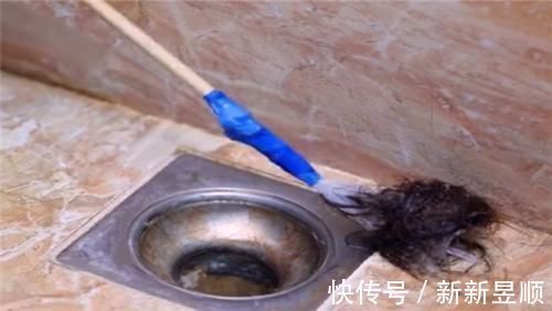 卫生间里放一双筷子，省钱又好用，这妙招以前怎么没想到，太棒了