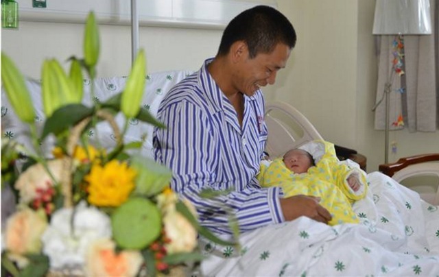 双胞胎|宝爸姓“老”,给3胞胎孩子取名太随意,上户口工作人员被逗乐