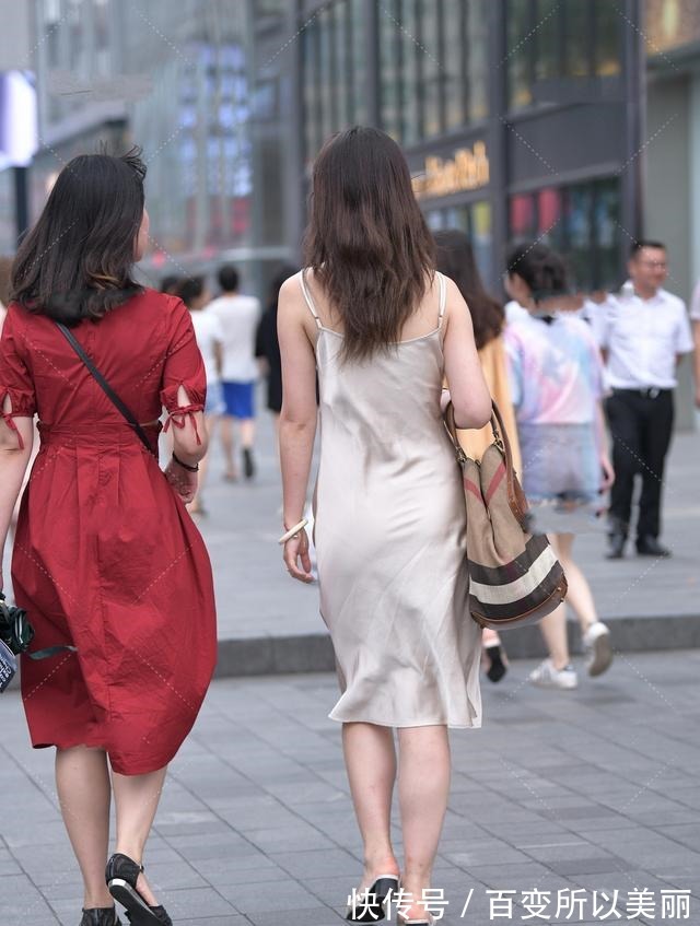 拖鞋 灰色丝质长裙搭配透明小跟拖鞋,时髦性感,优雅的轻奢穿搭!