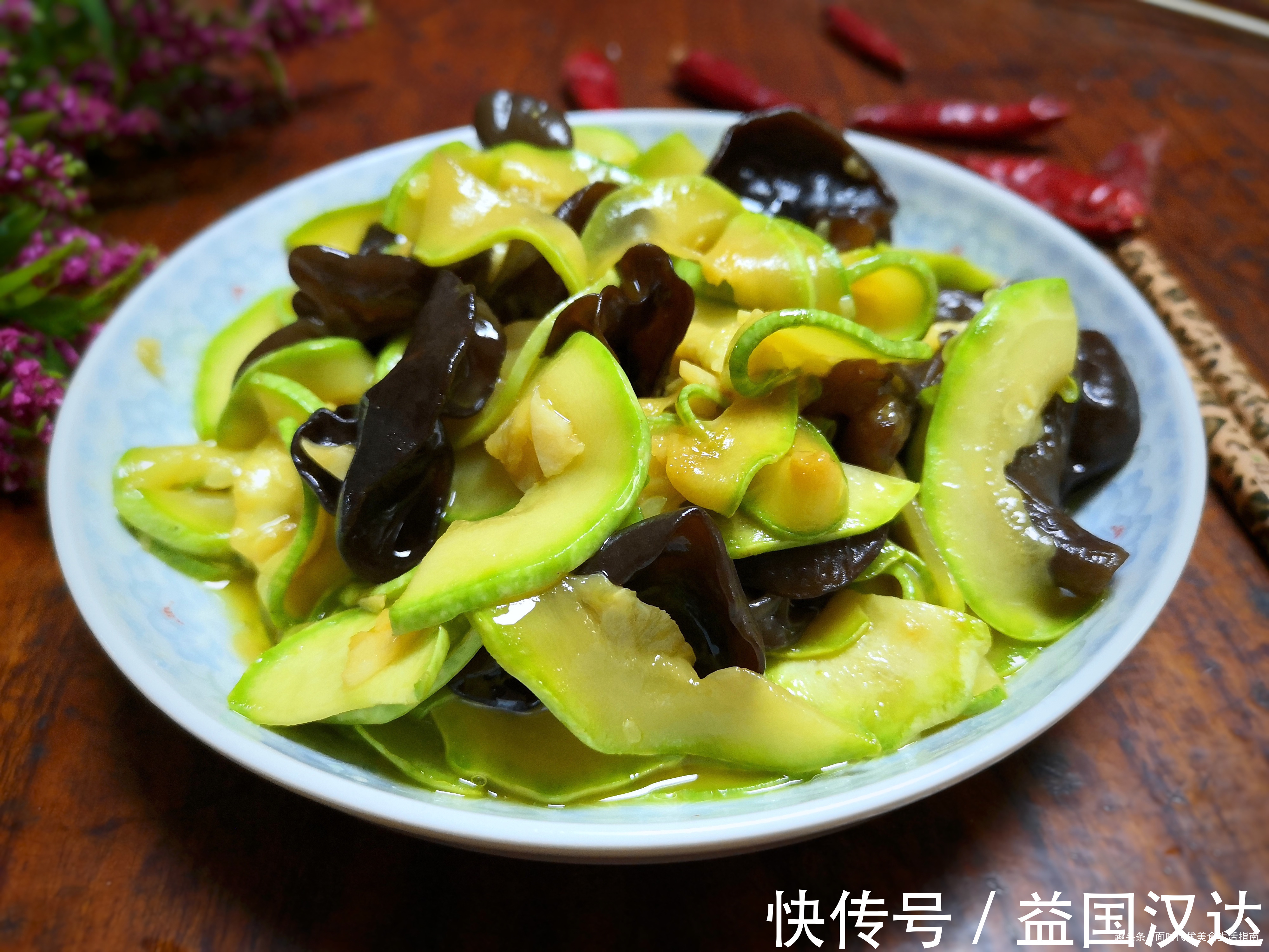 补血|它是“食物中的阿司匹林”,铁是菠菜的20倍,常吃滋肾养胃还补血