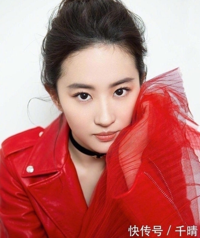 特征 天生“带妆脸”的女生,多半都有4个特征,素颜状态照样美!