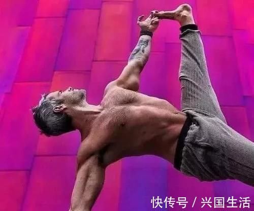 左腿|男生练瑜伽更绝,美的令人不想眨眼,像是流落凡间的美男子