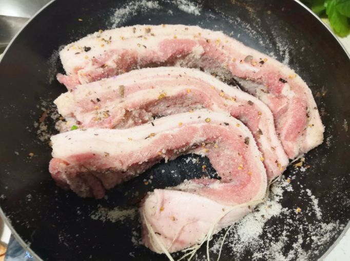 才知道，腌腊肉不能直接抹盐，想要肉嫩味香不长霉，牢记3个要点