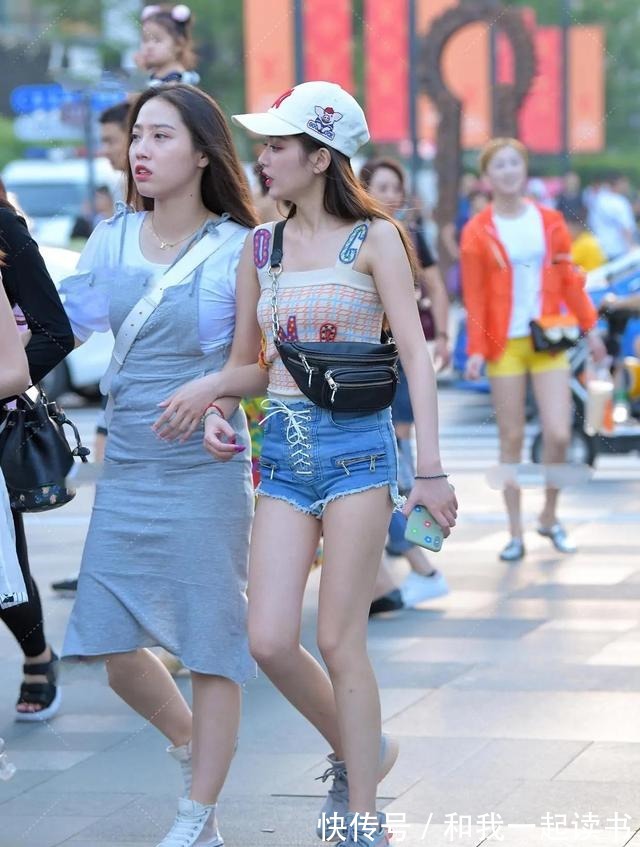 清纯 字母印花吊带衫、蓝色系带短裤,造型清爽,又不失清纯时尚!