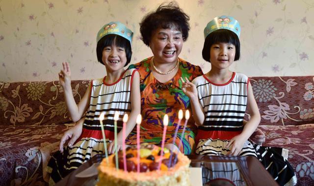 产子|10年前,那位不顾反对生下双胞胎女儿的60岁老人,如今过得怎样?