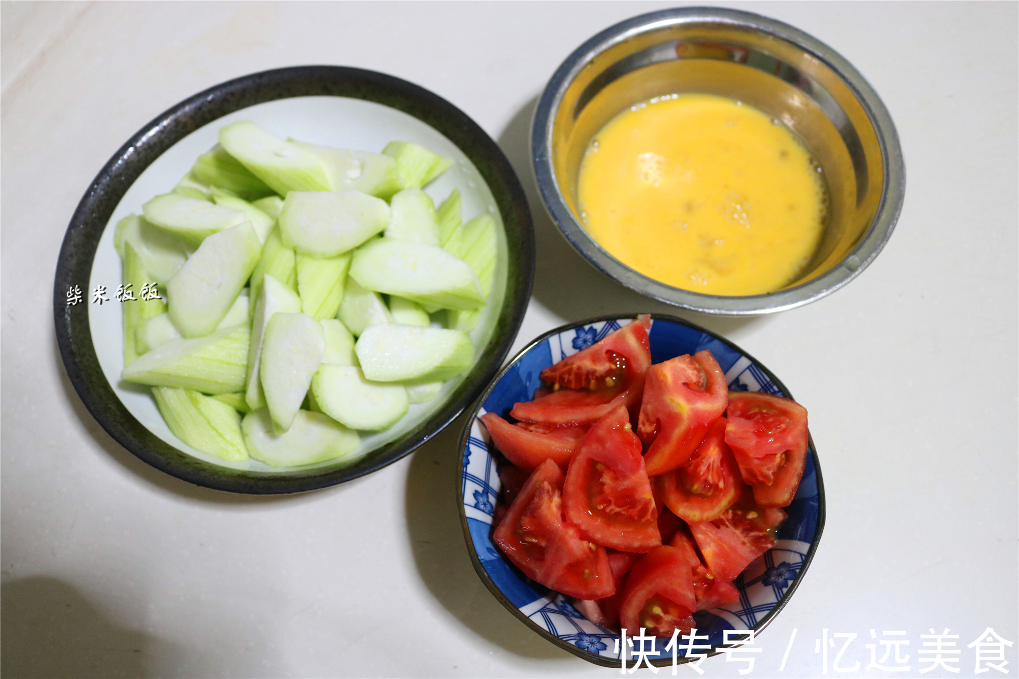 西红柿|它是夏季时令菜，和西红柿是绝配，简单一炒，鲜甜多汁吃不够