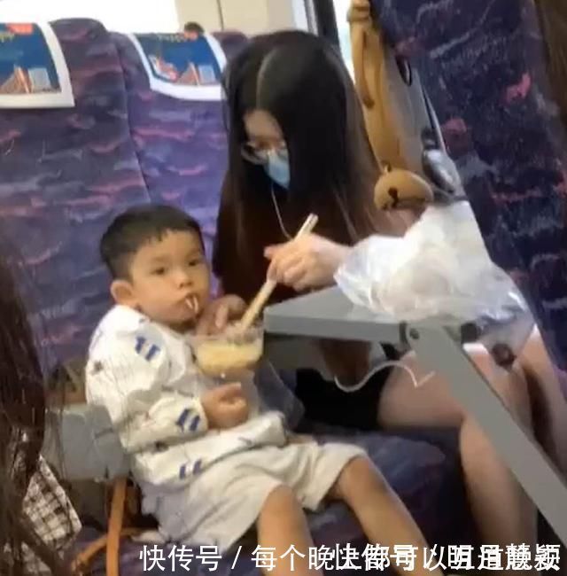 宝宝|妈妈带娃坐高铁,中途去了趟厕所,回来后发现儿子已“另有新欢”,当即无语