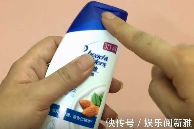 洗发水瓶的盖子不要扔，剪几刀放到卫生间，全家人都要抢着用！