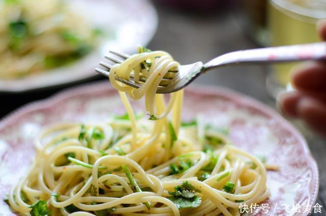 简单家常菜：炸薯条，鱼香鸡蛋，肉丝炒蒜苗，蒜油意面