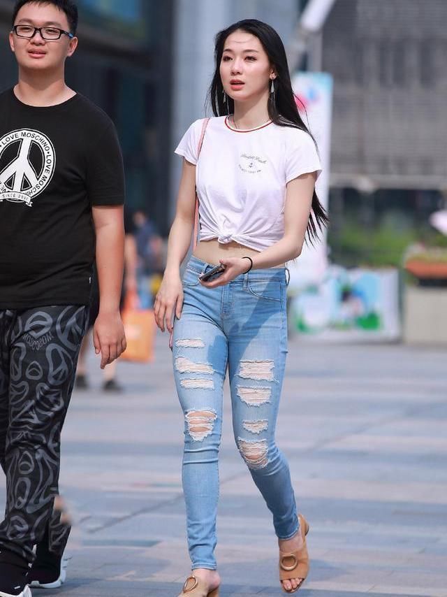 会穿就是任性,牛仔裤搭配T恤也能打造出个性感,靓丽又耐看