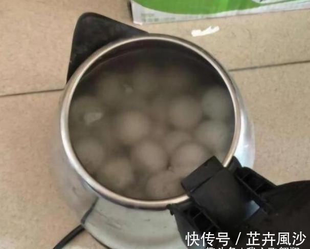 大学宿舍的“奇葩”做饭方式,电饭锅不算啥,班主任:人才辈出