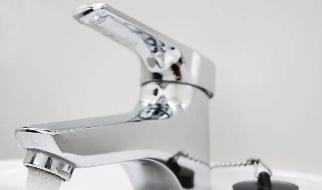 让水龙头亮白如新，清洁排水管干净不脏手，教你小妙招