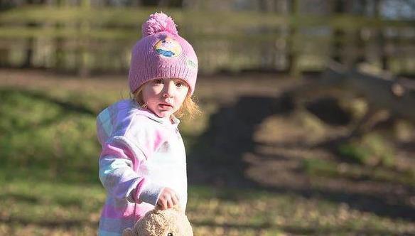 卵巢|三岁小女孩患生殖细胞癌,被误诊为便秘,不幸在母亲的怀抱中离开