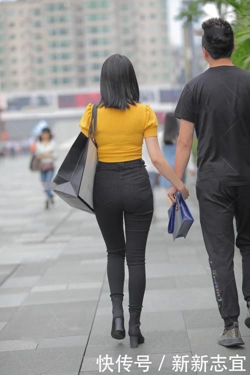 气质|黑色搭配黄色时髦美感十足,休闲的衣服搭配粗跟鞋显气质