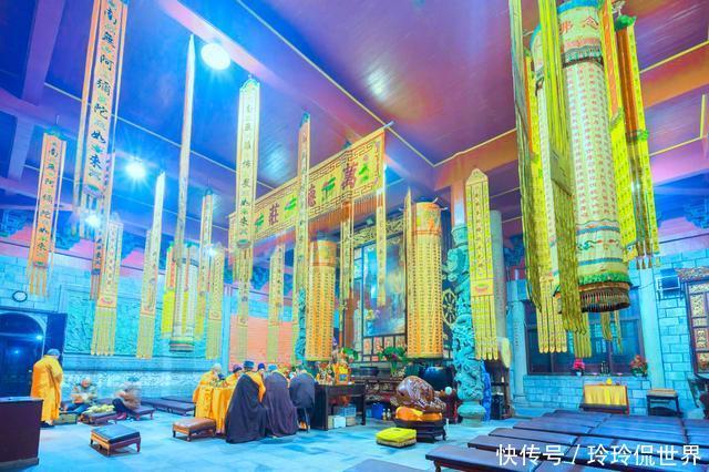 南岳一古刹,建于海拔1300米上,是道教与佛教相结合的寺庙