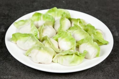 白菜怎样调馅不出水？无需用盐杀水，教你一招，白菜馅鲜嫩又多汁