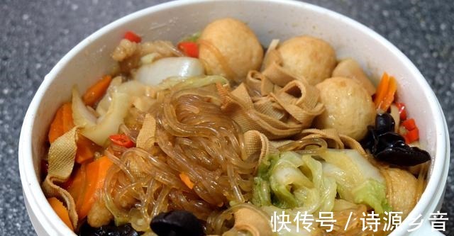 北方人爱吃一锅炖,食材丰富做法简单,自己炖一锅当午饭也不错!