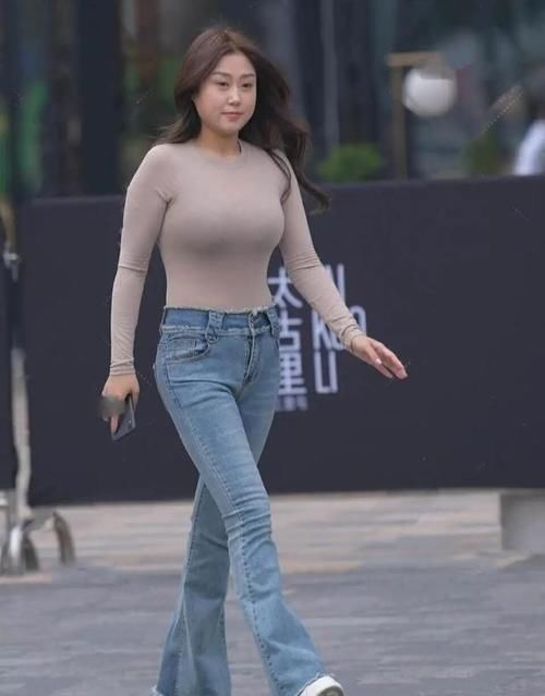 搭配 藕粉色紧身上衣搭配浅色微喇叭裤,干练十足,显得高挑