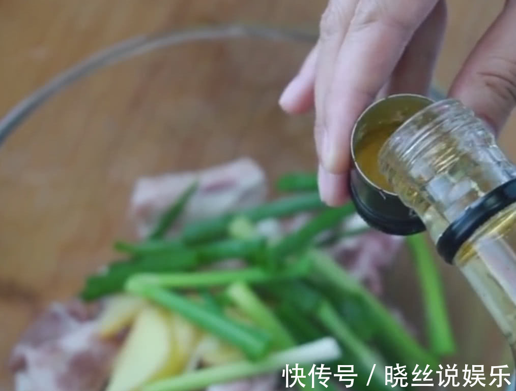 葱段|排骨不要炖土豆了，媳妇给里面倒了一碗面粉，老公不够吃了