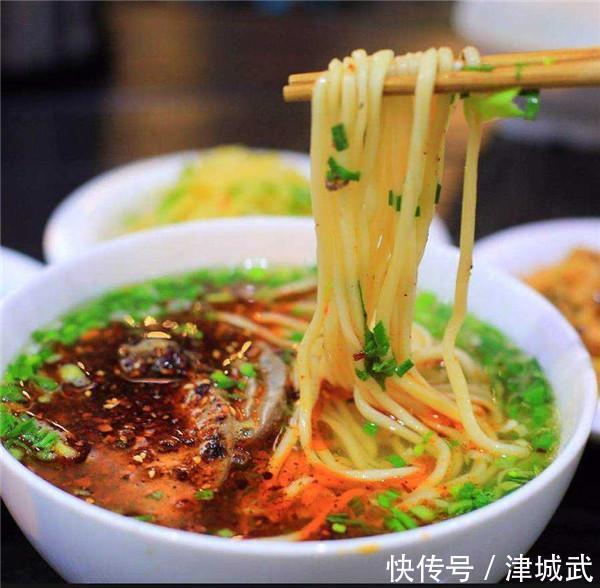 面条|为什么面馆都用清水煮面,然后放进高汤,而不是直接用高汤煮面?