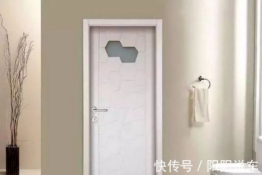 木门|一旦发现工人这样给你装卫生间门,马上喊停,不然后悔的就是你!
