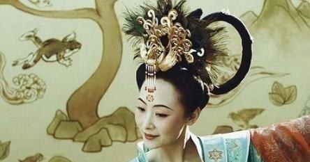 新罗$古装剧人物发髻那么高,古人真有那么多头发?其实古人也会用假发