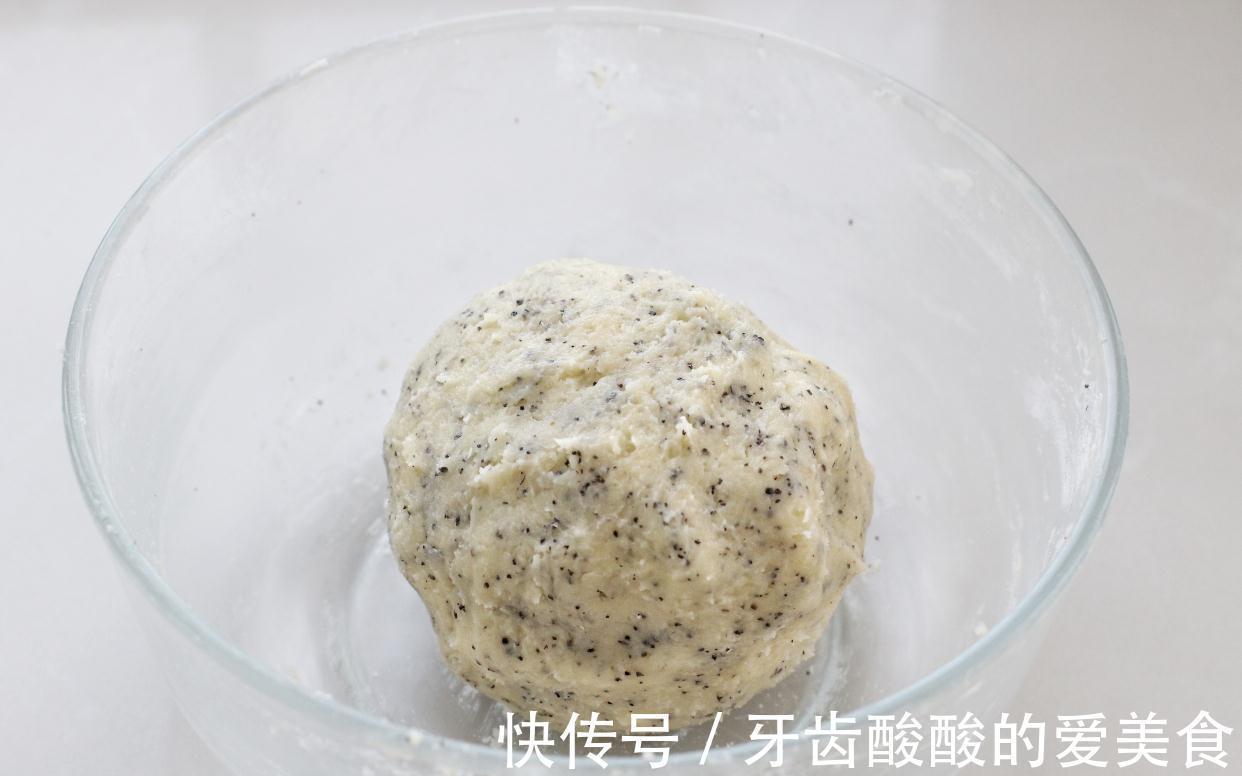 红茶用来做曲奇饼干，酥脆可口透着淡淡茶香，简单零失败小白也会