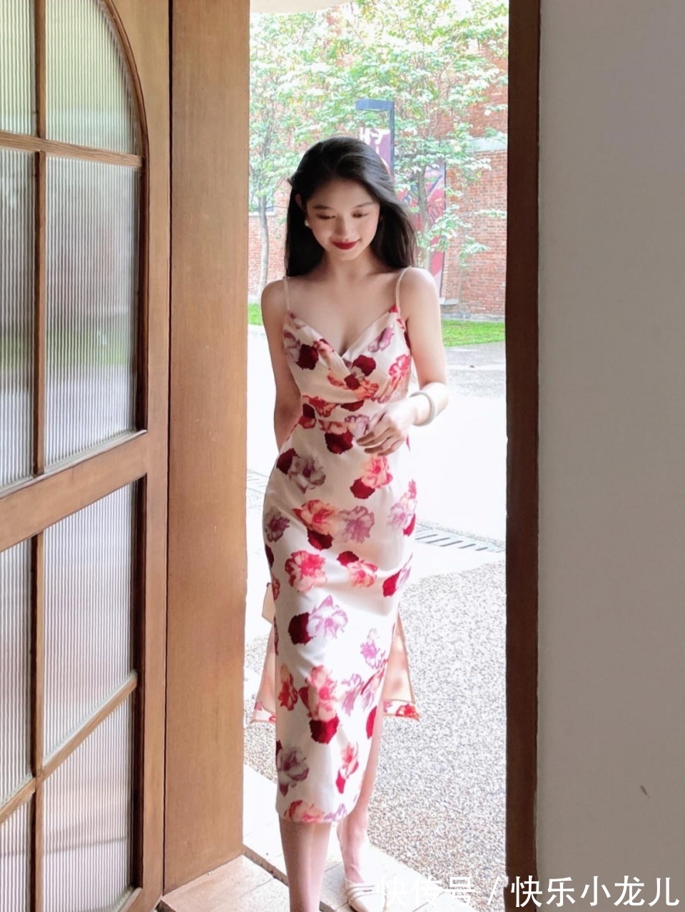 吊带|时尚穿搭，吊带搭配交叉V领的设计，彰显成熟女性的时尚魅力