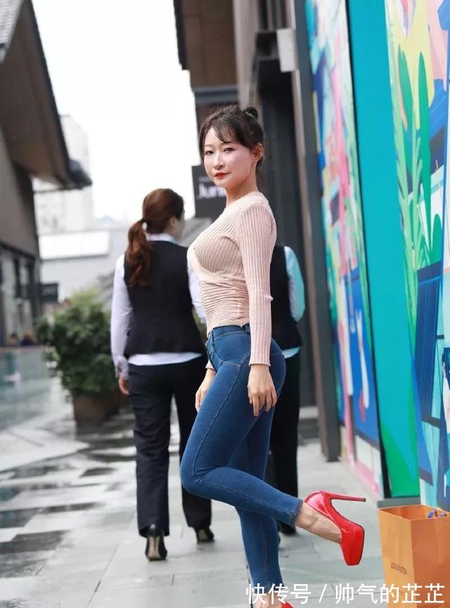 小姐姐 脚上搭配一双高跟鞋,鞋面采用了渐变的设计,视觉上看上去很时尚