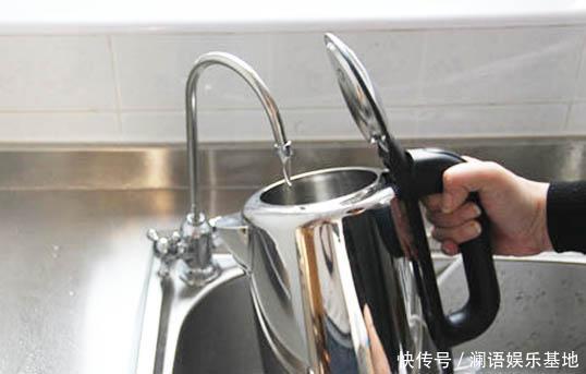 水壶内撒上这两样,用水一冲水垢一干二净,学会了一生受用!