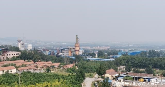 芦苇|黑铁山东麓有个干涸的水库，不知做什么用只剩芦苇在风中摇曳！