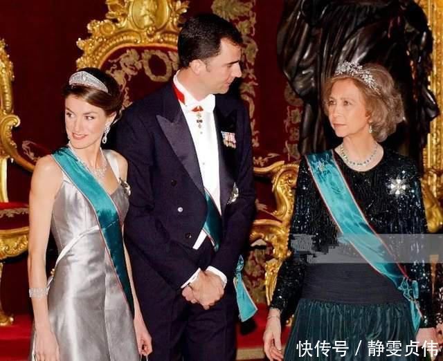 莱蒂齐亚王后的这套造型色彩协调真好,搭配祖母绿耳环,惊艳万分