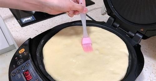 电饼铛烙饼总发硬？原来错在这！厨娘教你1招，放7天不硬还好吃