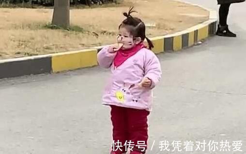 父母|宝宝戴着口罩,还能吃饼干,似乎总感觉哪里不对劲,萌翻了!