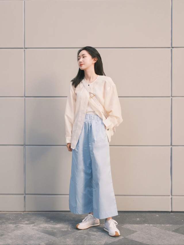 洋气|20岁到30岁的女生夏季末尾这样穿,衬衫配阔腿裤简约洋气,超好看