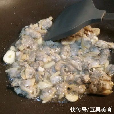 “春之蔬，韭为先”做对这2步，韭菜色泽翠绿，花蛤肉鲜嫩肥糯