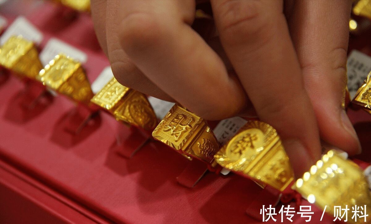 黄金首饰!黄金价格已下跌,为啥金店仍卖得贵?想入手,3个时间点去买划算