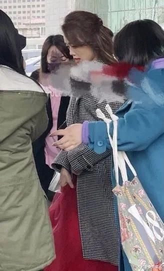 众星录元宵晚会：王一博帅气汪苏泷一瘸一拐，谢娜疑将带孕上阵