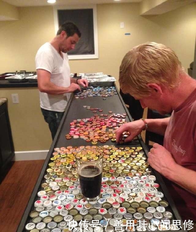 制作|直击男子五年攒下2530个瓶盖,制作了一个别致的吧台