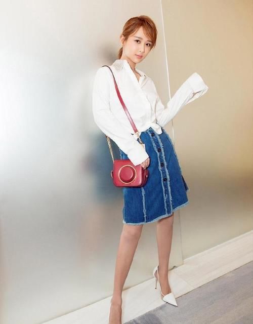 还对牛仔长裤恋恋不舍,穿清爽牛仔裙,彰显夏日活力