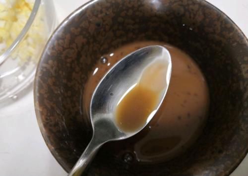 炒白菜,直接下锅炒是外行!学会4个技巧,酸辣又脆爽,还不出水